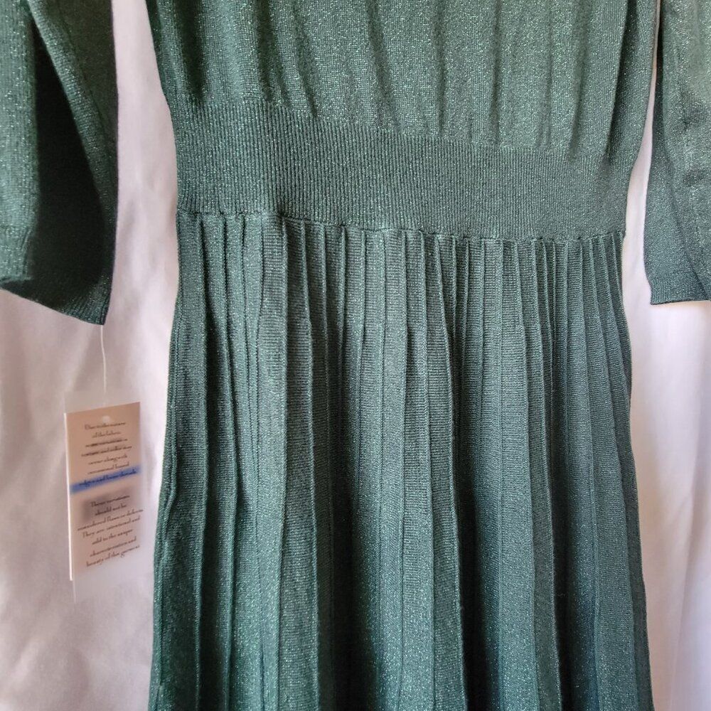 Elegant Green Knit Dress - Picture 7 of 11
